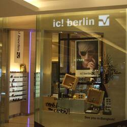 Auch die Brillen-Nobelmarke aus Berlin ist mit eigenem Laden präsent