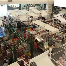 Weihnachtsmarkt im Erdgeschoß des Einkaufszentrums