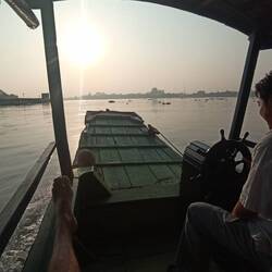 7 Uhr morgens, Nam steuert unser Boot