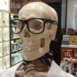 Dieser Passagier auf dem Weg zum Gate hat zu lange warten müssen.....