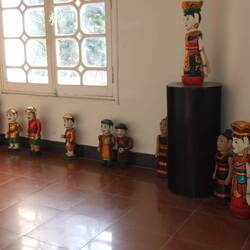 Figuren eines Wasserpuppentheaters