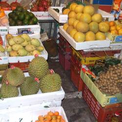 Das Stachelige links vorne sind die berüchtigten Durian