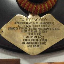 Plakette mit Namen des Stieres etc.