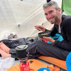 Repas sous tente pour éviter les sandflies