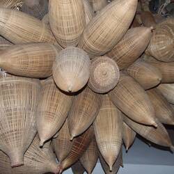 Aus Bambusspänen werden jede Menge kuntvoll geflochtener Gegenstände für den Alltag hergestellt