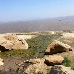 Abfluss der Quelle in den See, was ihn salzig macht.