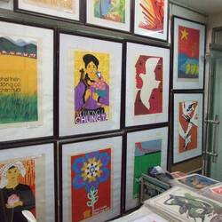 Hier werden Propagandaplakate aus der Zeit der Vietnamkonflikte für daheim angeboten