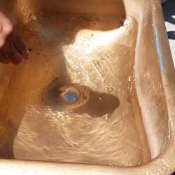 Hier wird das Becken auf der Äquatorlinie entleert.