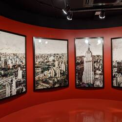 Alles aus Müll entstanden. Fotografiert und dann entsorgt. Die originale sind ca. 10m groß gewesen.