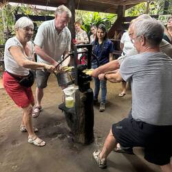 Gemeinsame Anstrengung für leckeren Zuckerrohrsaft