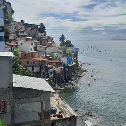 E (sicheri) Favela mit em Restaurant Dona Suzana wos lokals Ässe git