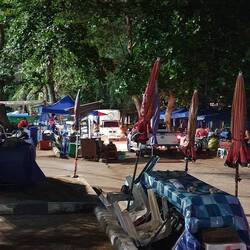 Die Strandpromenade von Surin Beach