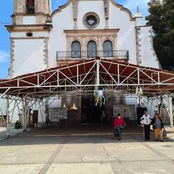 Piñatas vor der Kirche