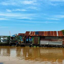 Maison sur barques et bidons