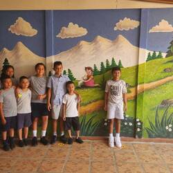 Ein Wandbild von Heidi soll den Kindern z. B. den Schnee und die Tierliebe näher bringen.