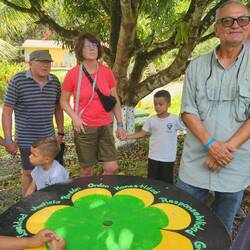 Hier stehen die zu vermittelnden Werte drauf, wie: Verzeihen, Ordnung, Menschlichkeit...