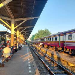 Am frühen Morgen geht unsere Reise auf einer bekannten Zugstrecke weiter 🚂🚃