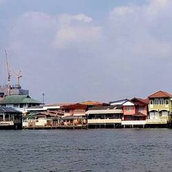 Gemütliche Flussfahrt mit Sicht aus einer anderen Perspektive