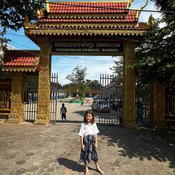 L'entrée de l'école ressemble à un temple selon Agathe