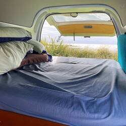 Vom Bett schaut man direkt aufs Meer🤗