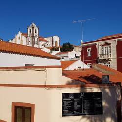 Hoch oben thront die Sé Catedral de Silves