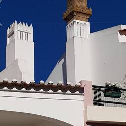 Sogar Kamine sind kunstvoll gestaltet