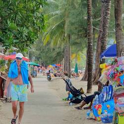 Die Strandpromenade von Kamala