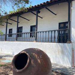 Grosse Amphore aus Ton vor dem Dominikanerkloster