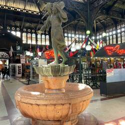 Im Innern der schönen Markthalle