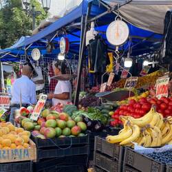 Gemüse und Obst draussen vor der Markthalle