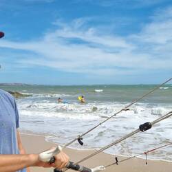 Les 1: kennismaken met de kite vanop het droge. Met op de achtergrond 2 bodyboardertjes.