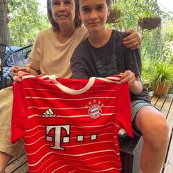 Marion mit Enkelkind Federico, Fan von Bayern München