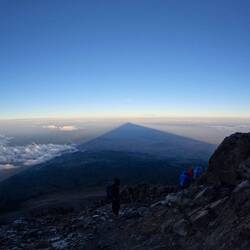 Im schatten der aufgehenden Sonne.