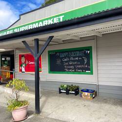 An der Supermarkttafel steht immer wer heute Geburtstag hat.