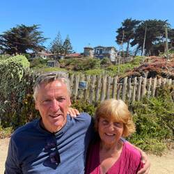 Im Hintergrund das aus mehreren Häusern bestehende Anwesen von Pablo Neruda