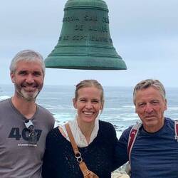 Pato, Daniela und Martin unter Nerudas Glocke
