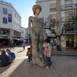 moderne Skulptur in der Stadtmitte