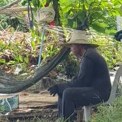 Ein Fischer bei der Arbeit an Land