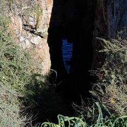 wasserverursachter Einbruch im Kalkstein bis auf die Ebene des Meeresspiegels