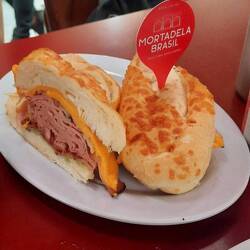 Ufem Markt heimer s berüehmte Mortadella Sandwich müesse usteste