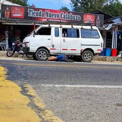 Wer braucht schon Werkstätten? Autoreperatur an der Hauptstraße