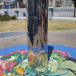 In der Säule ist das Mosaik der Steine zu sehen