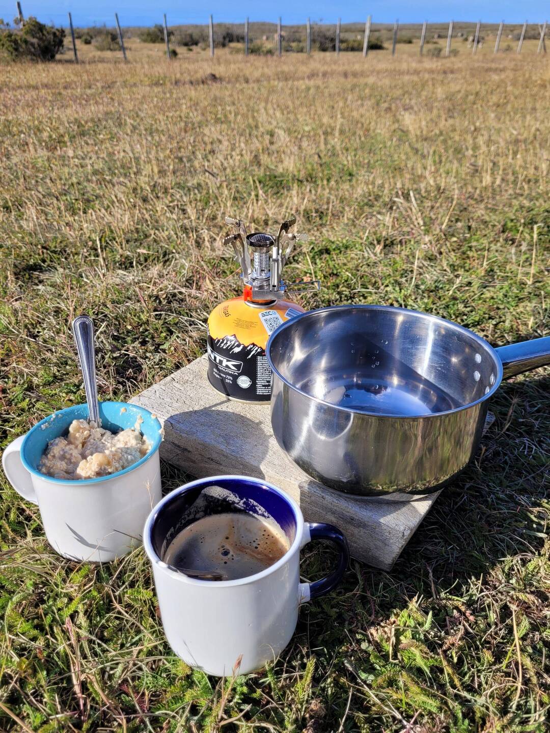 Üses Zmorge gset jewils so us, Kaffee und Avena