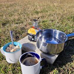 Üses Zmorge gset jewils so us, Kaffee und Avena