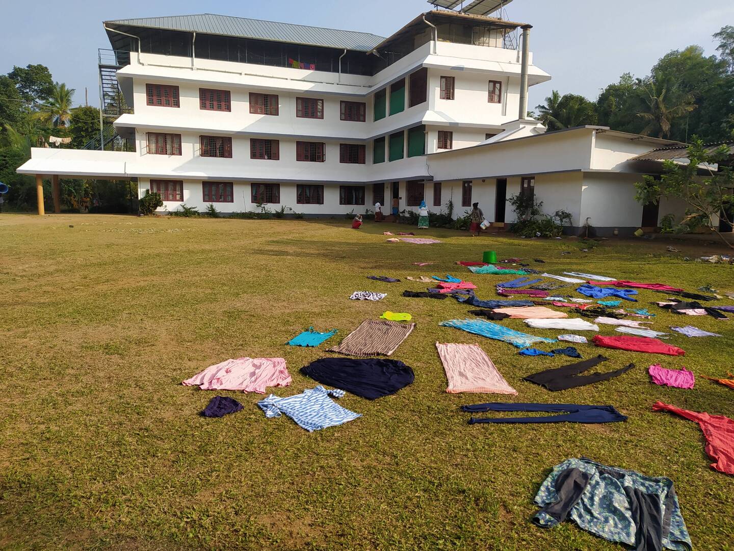 Wäsche trocken vor dem Haus der Damen