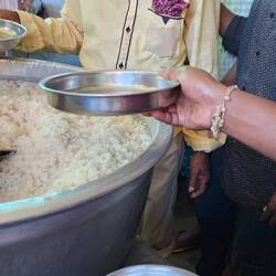 Essensausgabe bei den Männern