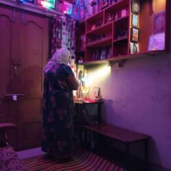 Morgen- und Abendrituale: Unikrishnans Frau rezitiert und singt hinduistische Mantren.