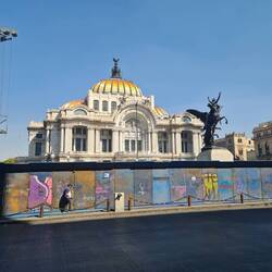 Alles verbarrikadiert, damit nichts mit Farbe beschmiert wird von den Demonstranten