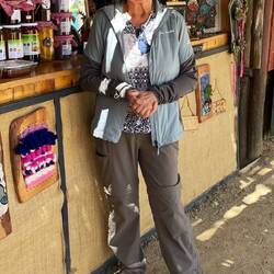 Gegenüber des Friedhofs gibt es einen Kunstgewerbemarkt.