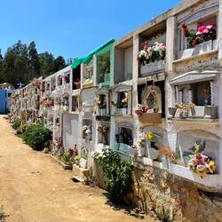 Friedhof neben der Kirche